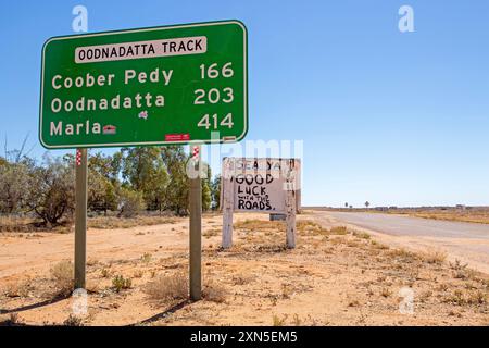 Panneaux routiers sur la piste Oodnadatta Banque D'Images