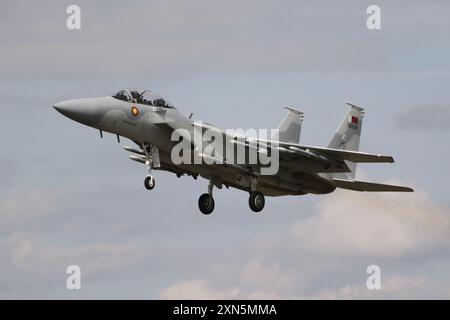 QA538, un Boeing F-15QA Ababil aux couleurs de la Qatar Emiri Air Force (QEAF), arrivant à RAF Fairford dans le Gloucestershire, en Angleterre pour participer au Royal International Air Tattoo 2024 (RIAT24). L'avion était l'un des deux F-15QA destinés au QEAF à exposer au RIAT24, les deux étant pilotés par le personnel de la Défense de Boeing. Banque D'Images