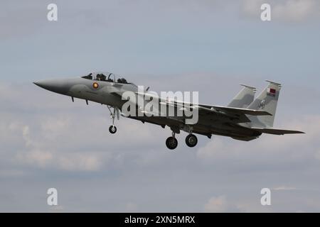 QA538, un Boeing F-15QA Ababil aux couleurs de la Qatar Emiri Air Force (QEAF), arrivant à RAF Fairford dans le Gloucestershire, en Angleterre pour participer au Royal International Air Tattoo 2024 (RIAT24). L'avion était l'un des deux F-15QA destinés au QEAF à exposer au RIAT24, les deux étant pilotés par le personnel de la Défense de Boeing. Banque D'Images