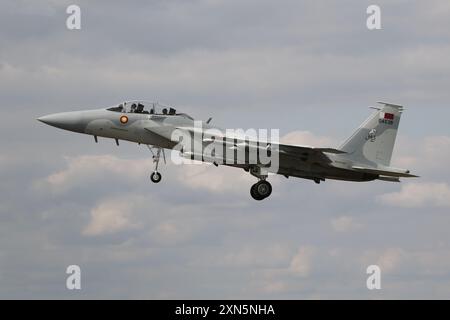 QA538, un Boeing F-15QA Ababil aux couleurs de la Qatar Emiri Air Force (QEAF), arrivant à RAF Fairford dans le Gloucestershire, en Angleterre pour participer au Royal International Air Tattoo 2024 (RIAT24). L'avion était l'un des deux F-15QA destinés au QEAF à exposer au RIAT24, les deux étant pilotés par le personnel de la Défense de Boeing. Banque D'Images