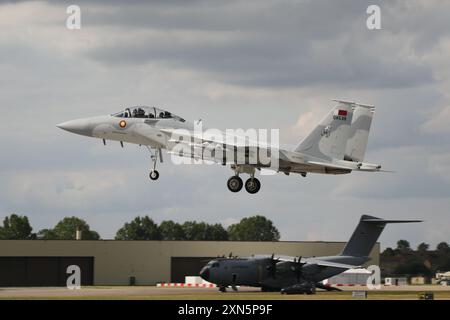 QA538, un Boeing F-15QA Ababil aux couleurs de la Qatar Emiri Air Force (QEAF), arrivant à RAF Fairford dans le Gloucestershire, en Angleterre pour participer au Royal International Air Tattoo 2024 (RIAT24). L'avion était l'un des deux F-15QA destinés au QEAF à exposer au RIAT24, les deux étant pilotés par le personnel de la Défense de Boeing. Banque D'Images