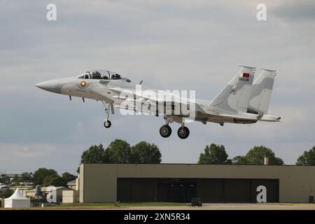 QA538, un Boeing F-15QA Ababil aux couleurs de la Qatar Emiri Air Force (QEAF), arrivant à RAF Fairford dans le Gloucestershire, en Angleterre pour participer au Royal International Air Tattoo 2024 (RIAT24). L'avion était l'un des deux F-15QA destinés au QEAF à exposer au RIAT24, les deux étant pilotés par le personnel de la Défense de Boeing. Banque D'Images
