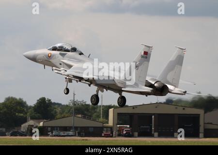 QA538, un Boeing F-15QA Ababil aux couleurs de la Qatar Emiri Air Force (QEAF), arrivant à RAF Fairford dans le Gloucestershire, en Angleterre pour participer au Royal International Air Tattoo 2024 (RIAT24). L'avion était l'un des deux F-15QA destinés au QEAF à exposer au RIAT24, les deux étant pilotés par le personnel de la Défense de Boeing. Banque D'Images