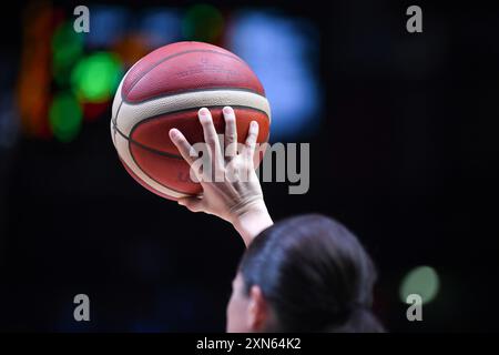 Arbitre Amy Bonner (USA) tenant un ballon de basket-ball avec sa main. Tournoi de qualification olympique FIBA. Pirée 2024. Banque D'Images