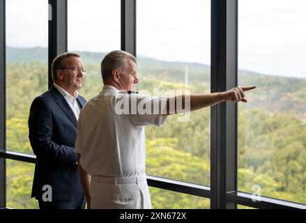 Honolulu, États-Unis. 30 juillet 2024. Le ministre de la Défense Boris Pistorius (à gauche, SPD) s'entretient avec l'amiral Samuel Paparo (à droite), commandant de la flotte américaine du Pacifique, au camp Smith du commandement indo-pacifique des États-Unis (INDOPACOM). Entre autres choses, le politicien du SPD visite l'exercice militaire Rim of the Pacific mené par les États-Unis (RIMPAC, 26.06. Au 02.08.2024) à Hawaï. Crédit : Soeren Stache/dpa/Alamy Live News Banque D'Images