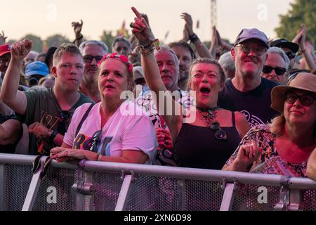 ROYAUME-UNI. 28 juillet 2024. Foule profitez de regarder Nile Rogers avec le groupe Chic se produire en direct sur scène au Latitude Festival. Le festival latitude revient à Henham Park, Suffolk. Musique live du festival incluse sur la scène principale / Obélisk Arena, y compris Lottery Winners, The Darkness, Rag N Bone Man, Nile Rogers et Chic et Duran Duran. Live sur la deuxième scène David Duchovny jouant en direct avec son groupe. Crédit : SOPA images Limited/Alamy Live News Banque D'Images