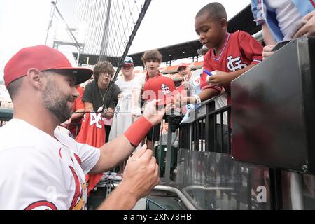 Louis, États-Unis. 30 juillet 2024. Louis Cardinals Paul Goldschmidt signe des autographes pour les fans avant un match contre les Texas Rangers au Busch Stadium à nouveau Louis le mardi 30 juillet 2024. Photo de Bill Greenblatt/UPI crédit : UPI/Alamy Live News Banque D'Images