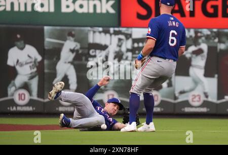 Louis, États-Unis. 30 juillet 2024. Le joueur de terrain de gauche des Texas Rangers Wyatt Langford lâche le baseball alors que le troisième joueur de base Josh Jung court pour aider à la deuxième manche sur une balle hors de la batte de Louis Cardinals Matt Carpenter au Busch Stadium à équipé Louis le mardi 30 juillet 2024. La chute a entraîné un double pour Carpenter. Photo de Bill Greenblatt/UPI crédit : UPI/Alamy Live News Banque D'Images