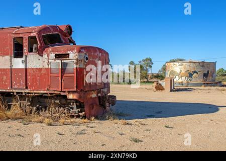 Vieille locomotive à Marree le long de la voie ferrée du Ghan Banque D'Images