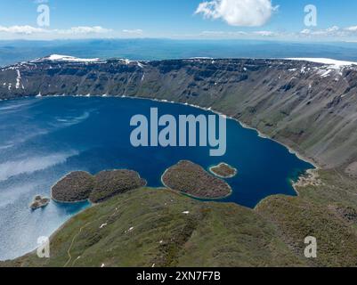 Le lac Nemrut est le deuxième plus grand lac de cratère au monde et le plus grand de Turquie. Banque D'Images