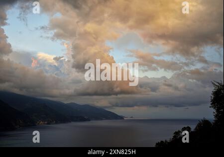 Paysage nuageux spectaculaire le matin sur la baie, la côte et les montagnes, le paysage des Cinque Terre en Ligurie, Italie Banque D'Images