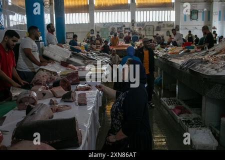 Tanger, Maroc. 25 juillet 2024. Une femme fait ses courses au marché aux poissons de la médina de Tanger. (Photo de David Canales/SOPA images/SIPA USA) crédit : SIPA USA/Alamy Live News Banque D'Images