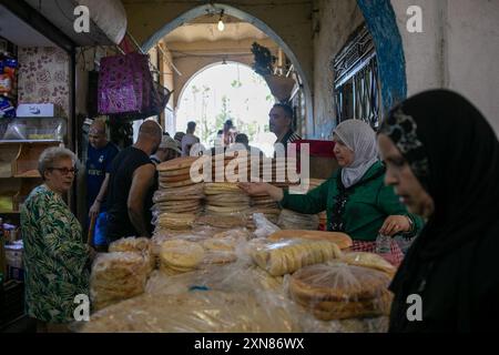 Tanger, Maroc. 25 juillet 2024. Une femme vend du pain à l'un des étals du marché de la médina à Tanger. (Crédit image : © David Canales/SOPA images via ZUMA Press Wire) USAGE ÉDITORIAL SEULEMENT ! Non destiné à UN USAGE commercial ! Banque D'Images