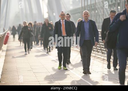 Photo du dossier datée du 03/03/22 des navetteurs traversant le Golden Jubilee Bridge à Londres. Selon de nouvelles recherches, le Royaume-Uni risque de devoir se battre pour des travailleurs hautement qualifiés dans des secteurs tels que la technologie et la banque. Il est parmi les cinq premiers pays à faire face à une pénurie de talents prédominante, a déclaré le cabinet de recrutement Hays dans un rapport. Date d'émission : mercredi 31 juillet 2024. Banque D'Images