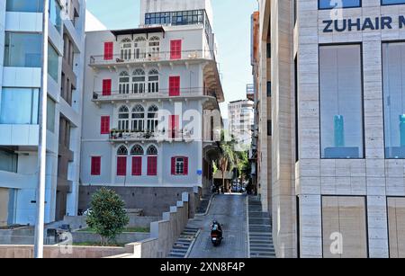 Beyrouth, Liban. 29 juillet 2024. Cette photo montre un bâtiment restauré après avoir été endommagé par une explosion il y a 4 ans à Beyrouth, Liban, le 29 juillet 2024. Le 4 août 2020, une explosion s'est produite dans la capitale libanaise Beyrouth, faisant de lourdes victimes et des dégâts matériels. Crédit : Bilal Jawich/Xinhua/Alamy Live News Banque D'Images