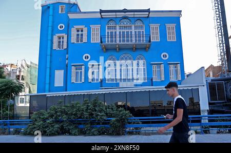 Beyrouth, Liban. 29 juillet 2024. Cette photo montre un bâtiment restauré après avoir été endommagé par une explosion il y a 4 ans à Beyrouth, Liban, le 29 juillet 2024. Le 4 août 2020, une explosion s'est produite dans la capitale libanaise Beyrouth, faisant de lourdes victimes et des dégâts matériels. Crédit : Bilal Jawich/Xinhua/Alamy Live News Banque D'Images