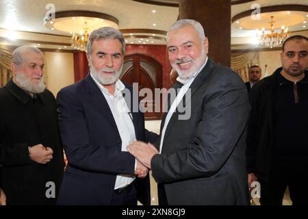 Le chef palestinien du Hamas dans la bande de Gaza, Ismail Haniyeh, rencontre des membres du Jihad islamique au Caire DOSSIERS le chef palestinien du Hamas dans la bande de Gaza, Ismail Haniyeh, rencontre des membres du Jihad islamique au Caire, le 3 décembre 2019. Les Gardiens de la révolution iraniens ont déclaré le 31 juillet 2024 que le chef du groupe militant palestinien Hamas, Ismail Haniyeh, avait été tué à Téhéran avec un de ses gardes du corps. Photo par Office Media le Caire Egypte territoire palestinien 310724 Archive Haniyeh 002 Copyright : xapaimagesxOfficexMediaxxxapaimagesx Banque D'Images