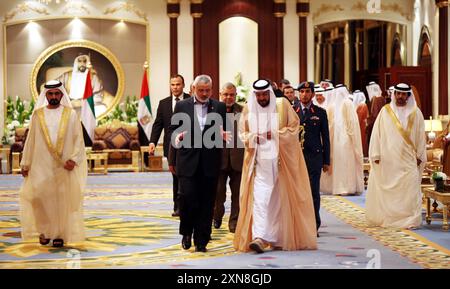 Le président des Émirats arabes Unis reçoit, le premier ministre de la bande de Gaza et membre dirigeant du mouvement Hamas, Ismail Haniyeh File le président des Émirats arabes Unis reçoit, le premier ministre de la bande de Gaza et membre dirigeant du mouvement Hamas, Ismail Haniyeh lors de son accès aux Émirats, le 13 février 2012. les Gardiens de la révolution iraniens ont déclaré le 31 juillet 2024 que le chef du groupe militant palestinien Hamas, Ismail Haniyeh, avait été tué à Téhéran avec un de ses gardes du corps. Photo Mohammed Al-Ostaz Gaza bande de Gaza territoire palestinien 310724 Archive Haniyeh 0062 Banque D'Images