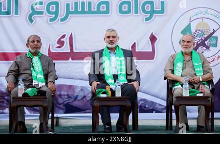 Le dirigeant principal du Hamas, Ismail Haniyeh, assiste à une cérémonie de remise des diplômes d'un camp de style militaire organisé par le mouvement Hamas FILES cette photo prise le 5 août 2015 montre le dirigeant principal du Hamas, Ismail Haniyeh, assiste à une cérémonie de remise des diplômes d'un camp de style militaire organisé par le mouvement Hamas dans la ville de Gaza. Ismail Haniya a été élu à la tête du Hamas le 6 mai 2017, a annoncé l'agence de presse Hamas. Les Gardiens de la révolution iraniens ont déclaré le 31 juillet 2024 que le chef du groupe militant palestinien Hamas, Ismail Haniyeh, avait été tué à Téhéran avec un de ses gardes du corps. Photo par Ashraf Banque D'Images