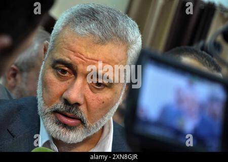 Le premier ministre palestinien dans la bande de Gaza Ismail Haniyeh assiste à la cérémonie de l'iftar pour rompre son jeûne avec les enfants orphelins DOSSIERS le premier ministre palestinien dans la bande de Gaza Ismail Haniyeh assiste à la cérémonie de l'iftar le repas du soir pendant le mois islamique du Ramadan pour rompre son jeûne avec les enfants orphelins, pendant le mois de jeûne sacré du Ramadan dans la ville de Gaza le 17 juillet 2013. Les Gardiens de la révolution iraniens ont déclaré le 31 juillet 2024 que le chef du groupe militant palestinien Hamas, Ismail Haniyeh, avait été tué à Téhéran avec un de ses gardes du corps. Photo de Mohammed Talatene Gaza ville Gaza St. Banque D'Images