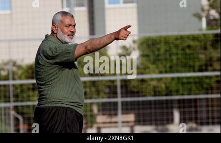 Le haut dirigeant du Hamas Ismail Haniyeh participe à un match de football en solidarité avec les prisonniers en grève de la faim dans les prisons israéliennes de la ville de Gaza, le 7 juin 2014. Quelque 120 Palestiniens emprisonnés sans procès en Israël ont entamé une grève de la faim illimitée, ne mangeant que du sel et de l'eau potable, depuis le 24 avril pour exiger la fin de la soi-disant détention administrative. Les Gardiens de la révolution iraniens ont déclaré le 31 juillet 2024 que le chef du groupe militant palestinien Hamas, Ismail Haniyeh, avait été tué à Téhéran avec un de ses gardes du corps. Photo de Ramadan ALagha Gaza bande de Gaza pale Banque D'Images