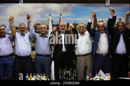 Le chef palestinien du Hamas dans la bande de Gaza, Ismail Haniyeh, préside une réunion le chef palestinien du Hamas dans la bande de Gaza, Ismail Haniyeh, préside une réunion, dans la ville de Gaza le 26 septembre 2019. Haniyeh a annoncé l'acceptation de l'initiative des factions nationales pour mettre fin à la fracture politique. Les Gardiens de la révolution iraniens ont déclaré le 31 juillet 2024 que le chef du groupe militant palestinien Hamas, Ismail Haniyeh, avait été tué à Téhéran avec un de ses gardes du corps. Photo Ashraf Amra Gaza bande de Gaza territoire palestinien 310724 Archive Haniyeh 0021 Copyright : xapaimagesxAshrafxAmraxxxapaima Banque D'Images