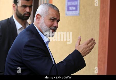 Le chef du Hamas Ismail Haniyeh assiste à une réunion avec les dirigeants du Jihad islamique, dans la ville de Gaza DOSSIERS le chef du Hamas Ismail Haniyeh assiste à une réunion avec les dirigeants du Jihad islamique, dans la ville de Gaza le 15 mars 2018. Les Gardiens de la révolution iraniens ont déclaré le 31 juillet 2024 que le chef du groupe militant palestinien Hamas, Ismail Haniyeh, avait été tué à Téhéran avec un de ses gardes du corps. Photo Ashraf Amra Gaza bande de Gaza territoire palestinien 310724 Archive Haniyeh 0012 Copyright : xapaimagesxAshrafxAmraxxxapaimagesx Banque D'Images