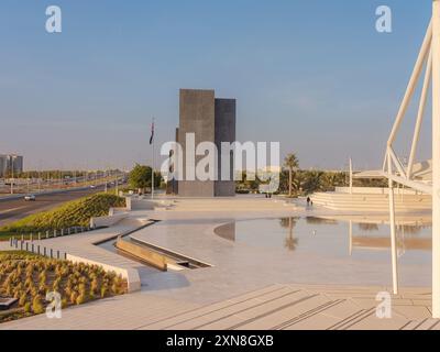 Abu Dhabi, eau - 14 janvier 2024 : vue en soirée depuis Wahat Al Karama ou Oasis of Dignity. Mémorial de guerre et monument commémorant tous les Émiratis tués dans l'exercice de leurs fonctions à Abu Dhabi Banque D'Images