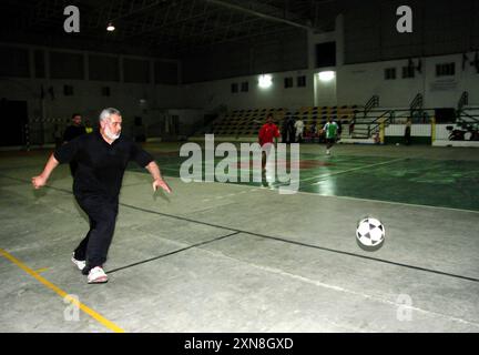 Le premier ministre palestinien Ismail Haniyeh joue au football dans un stade peu avant le début de la trêve avec Israël. DOSSIERS le premier ministre palestinien Ismail Haniyeh joue au football dans un stade peu avant le début de la trêve avec Israël. Les Gardiens de la révolution iraniens ont déclaré le 31 juillet 2024 que le chef du groupe militant palestinien Hamas, Ismail Haniyeh, avait été tué à Téhéran avec un de ses gardes du corps. Gaza bande de Gaza Autorité palestinienne 310724 Archive Haniyeh 0034 Copyright : xapaimagesxMohammedxOstazx/xapaimagesx Banque D'Images