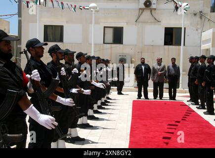 Le dirigeant du Hamas Ismail Haniyeh assiste à la graduation du nouveau groupe de sécurité du Hamas à l'ancien siège du président palestinien Mahmoud Abbas, dans la ville de Gaza. Le dirigeant principal du Hamas, Ismail Haniyeh, assiste à la remise des diplômes du nouveau groupe de sécurité du Hamas à l’ancien siège du président palestinien Mahmoud Abbas, dans la ville de Gaza. Haniyeh a cherché jeudi à calmer les tensions avec l’Égypte voisine, un jour après que la police égyptienne eut affronté des centaines de Palestiniens qui tentaient de traverser un poste frontière. Les Gardiens de la révolution iraniens ont déclaré le 31 juillet 2024 que le chef du palestinien Banque D'Images