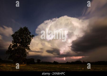 Nuage de foudre dans le ciel nocturne. Journée météorologique mondiale, Journée de la pluie, Journée internationale du ciel, Journée d'appréciation des nuages, sécurité internationale contre la foudre Da Banque D'Images