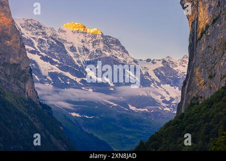 Un lever de soleil d'été dans les Alpes suisses dans l'Oberland bernois en Suisse centrale. Banque D'Images