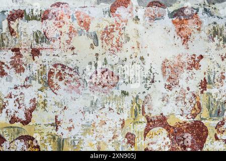 Texture d'un vieux mur cassé sale avec des carreaux pelés Banque D'Images