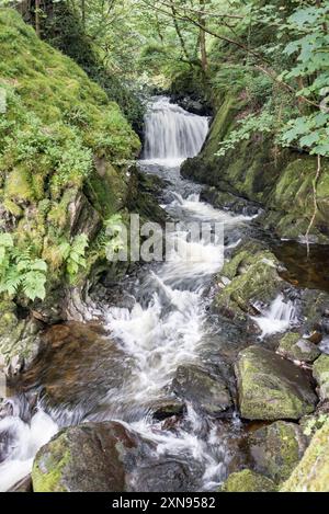 Eau brisée dans la région le long du chemin qui mène à la cascade de Ceunant Mawr à Llanberis, Gwynedd, pays de Galles du Nord Banque D'Images