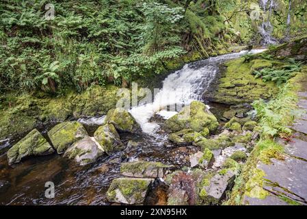 Eau brisée dans la région le long du chemin qui mène à la cascade de Ceunant Mawr à Llanberis, Gwynedd, pays de Galles du Nord Banque D'Images