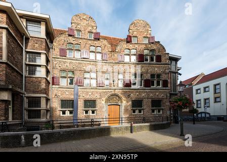 Venlo, pays-Bas - 25 septembre 2023 : vue sur la rue de la vieille ville Venlo avec de vieilles maisons dans la ville néerlandaise de Venlo, province de Limbourg, pays-Bas Banque D'Images