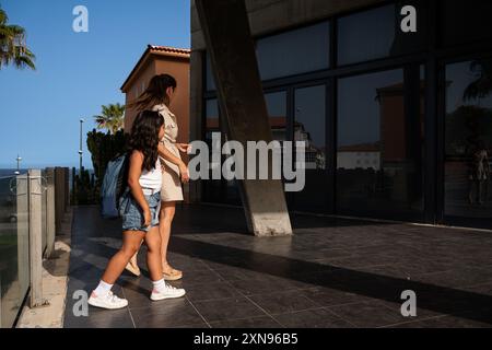 Mère promène sa fille à l'école le premier jour d'école Banque D'Images