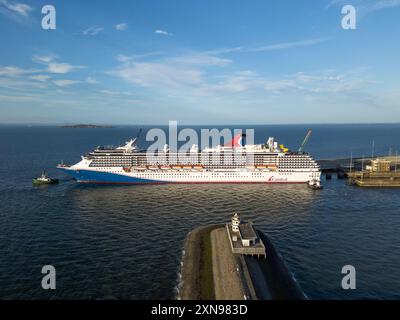 Édimbourg, Écosse, Royaume-Uni. 30 juillet 2024. Le bateau de croisière Carnival Legend accoste aujourd'hui à son nouveau poste d'amarrage à Forth ports Leith. Le navire de croisière est le premier navire à utiliser le poste d'amarrage et est le plus grand paquebot de croisière à accoster au port de Leith. Le nouveau poste d'amarrage permet aux grands navires de croisière d'utiliser le port sans entrer dans le port sans marée par les écluses existantes. Pic ; le bateau quitte le port de Leith dans la soirée. Iain Masterton/Alamy Live News Banque D'Images