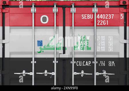 Drapeau iraquien représenté sur les portes métalliques d'un conteneur de transport à l'extérieur dans la zone des docks en gros plan Banque D'Images