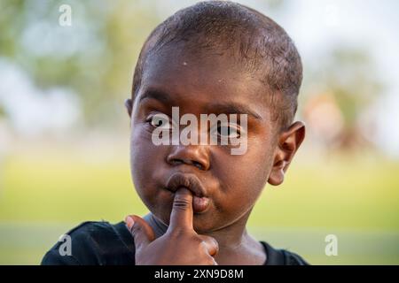 Darwin, Australie - 27 juillet 2024 : portrait d'un enfant aborigène australien au Royal Darwin Show 2024. Banque D'Images