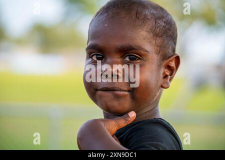 Darwin, Australie - 27 juillet 2024 : portrait d'un enfant aborigène australien au Royal Darwin Show 2024. Banque D'Images