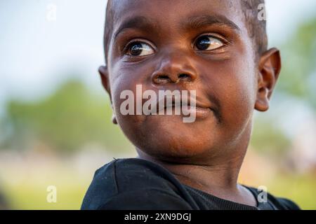 Darwin, Australie - 27 juillet 2024 : portrait d'un enfant aborigène australien au Royal Darwin Show 2024. Banque D'Images