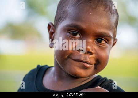 Darwin, Australie - 27 juillet 2024 : portrait d'un enfant aborigène australien au Royal Darwin Show 2024. Banque D'Images