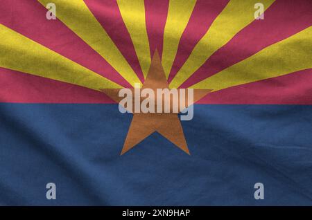 Arizaona drapeau de l'État américain représenté sur le tissu ondulé plié de vieux tissu en gros plan Banque D'Images
