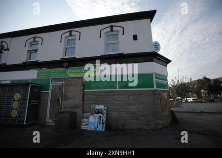 Windsor Mini Mart sur Windsor Road à Southport, Merseyside, après que des policiers ont été grièvement blessés lorsque des briques, des pierres et des bouteilles ont été lancées et des voitures incendiées lors de violentes manifestations suite à une veillée pour trois filles tuées dans une attaque au couteau dans un club de vacances sur le thème de Taylor Swift lundi. Date de la photo : mercredi 31 juillet 2024. Banque D'Images