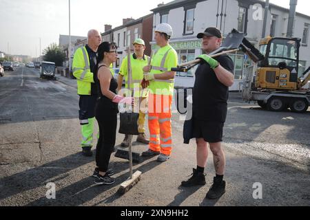 Les travailleurs d'intervention dégagent Sussex Road à Southport, dans le Merseyside, après que des policiers ont été grièvement blessés lorsque des briques, des pierres et des bouteilles ont été lancées et que des voitures ont été incendiées lors de violentes manifestations suite à une veillée pour trois filles tuées dans une attaque au couteau dans un club de vacances sur le thème de Taylor Swift lundi. Date de la photo : mercredi 31 juillet 2024. Banque D'Images