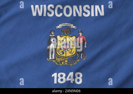 Drapeau de l'État américain du Wisconsin représenté sur un tissu ondulé plié de vieux tissus en gros plan Banque D'Images