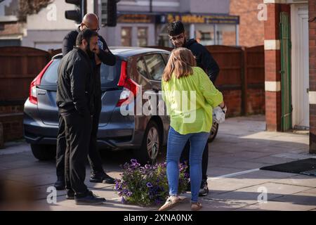 Les fleurs sont livrées à la mosquée de la Société islamique de Southport sur Sussex Road à Southport, Merseyside, après que les policiers ont subi de graves blessures quand des briques, des pierres et des bouteilles ont été lancées et des voitures incendiées lors de violentes manifestations à la suite d'une veillée en faveur de trois filles tuées dans une attaque au couteau dans un club de vacances sur le thème de Taylor Swift lundi. Date de la photo : mercredi 31 juillet 2024. Banque D'Images