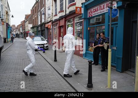 Les enquêteurs légistes de la police pénètrent dans un bâtiment désaffecté à Fore Bondgate, Bishop Auckland dans le comté de Durham, après qu'un squelette d'un bébé ait été trouvé sous les planches du plancher par des entrepreneurs travaillant sur une rénovation immobilière. Date de la photo : mercredi 31 juillet 2024. Banque D'Images