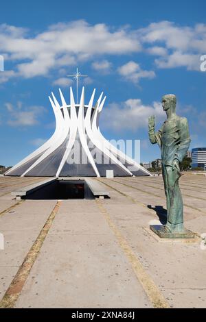 Statue de Saint Jean l'évangéliste par Alfredo Ceschiatti et Dante Croce devant la cathédrale romaine de Brasilia ou cathédrale métropolitaine, conçue par Banque D'Images